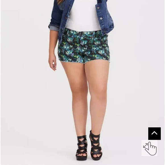 NWT Torrid Disney Lilo & Stitch Short Shorts 3.5” Mid Rise - Picture 1 of 8
